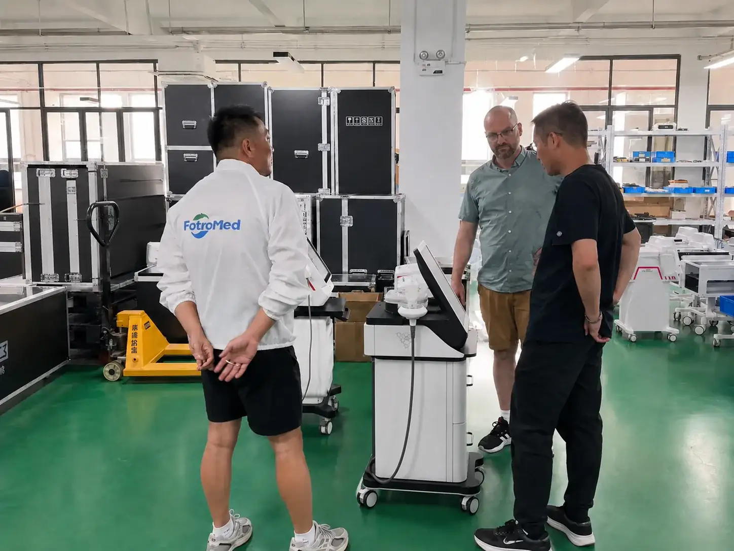 International visitors reviewing a professional HIFU machine at the FotroHIFU factory