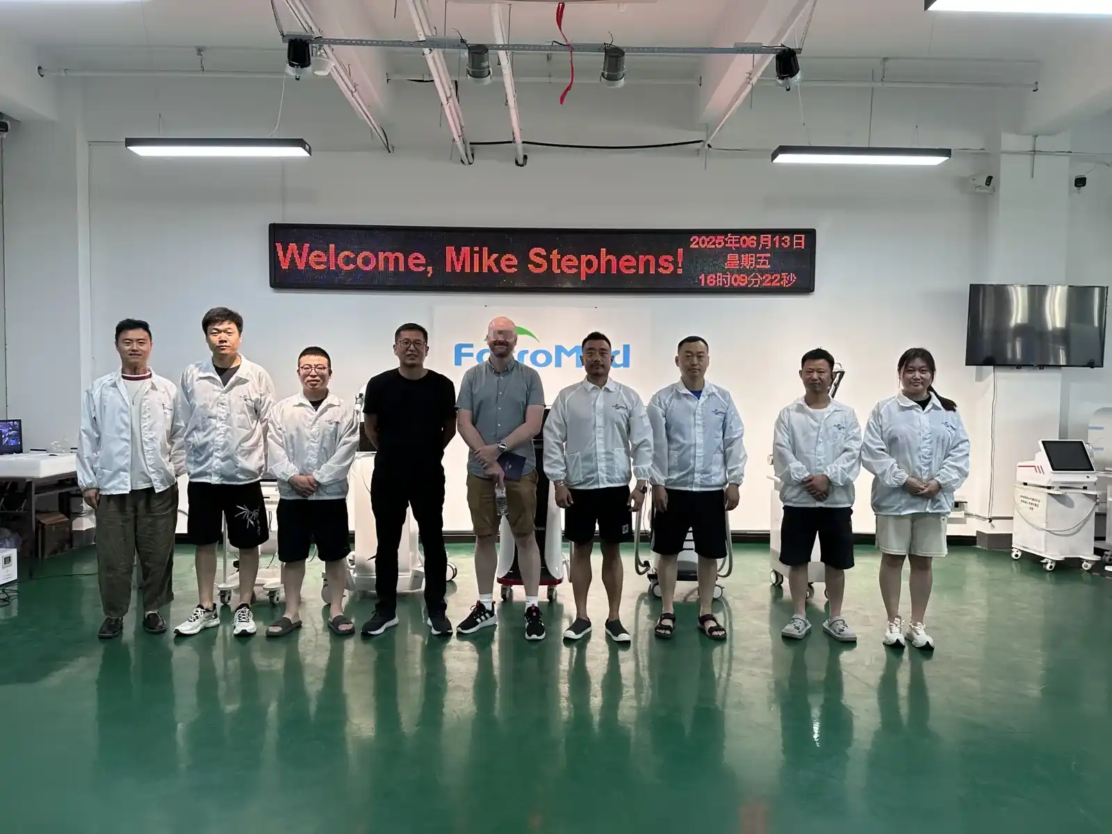 FotroHIFU team welcoming an international client during a HIFU machine factory visit